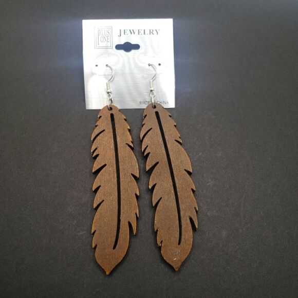 Long boho wood carved feather shape earrings - Picture 1 of 4